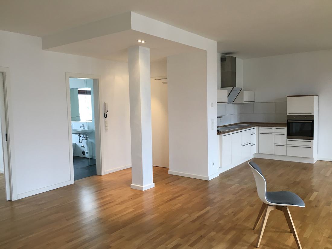 Leere Wohnung mit Einbauküche in Berlin