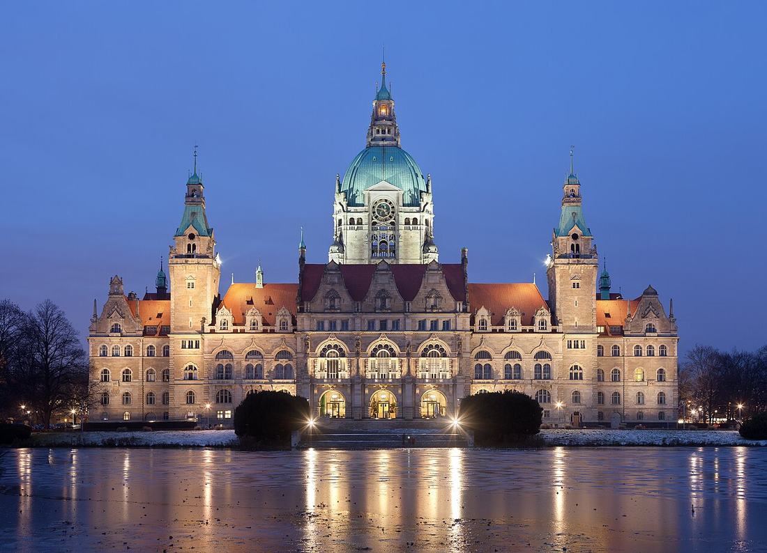 Neues Rathaus in Hannover am Abend