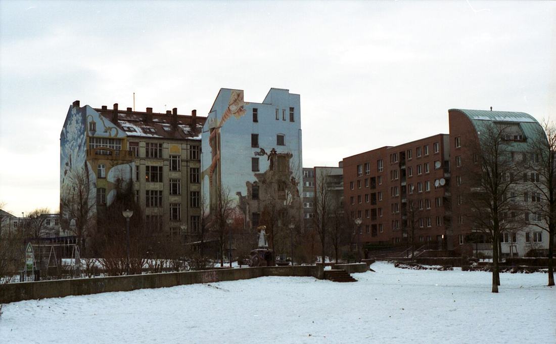 Bemalte Wohnhausfassaden in Berlin im Schnee