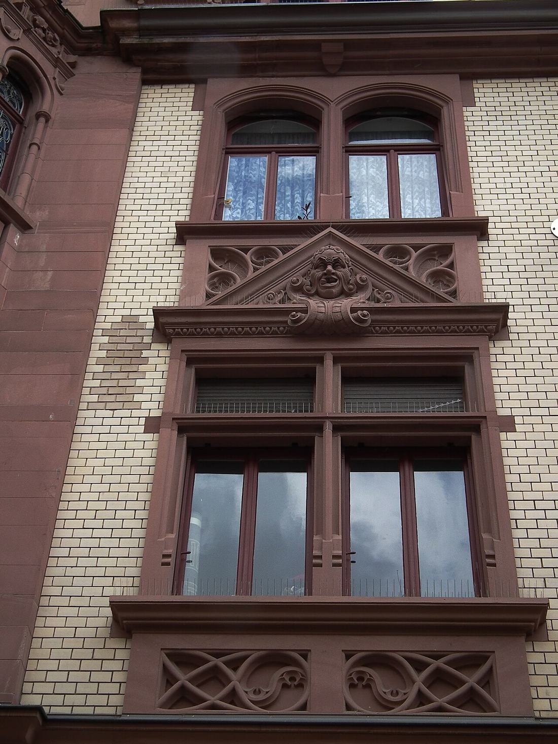 Fassade eines Wohnhauses in einer Altstadt