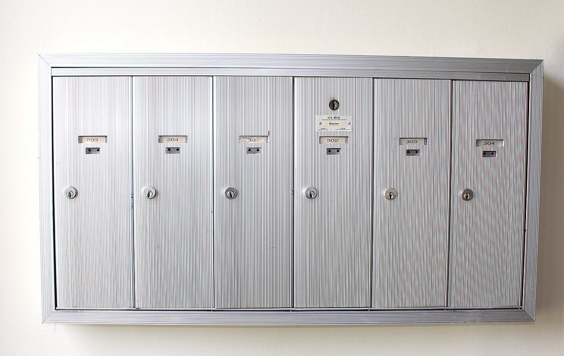 Briefkästen in einem Mehrfamilienhaus