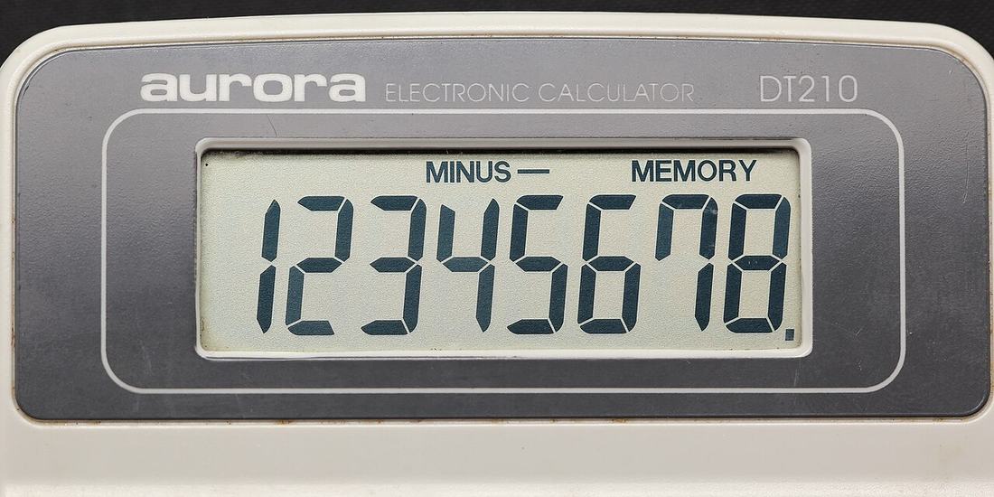 Taschenrechner auf einem Schreibtisch