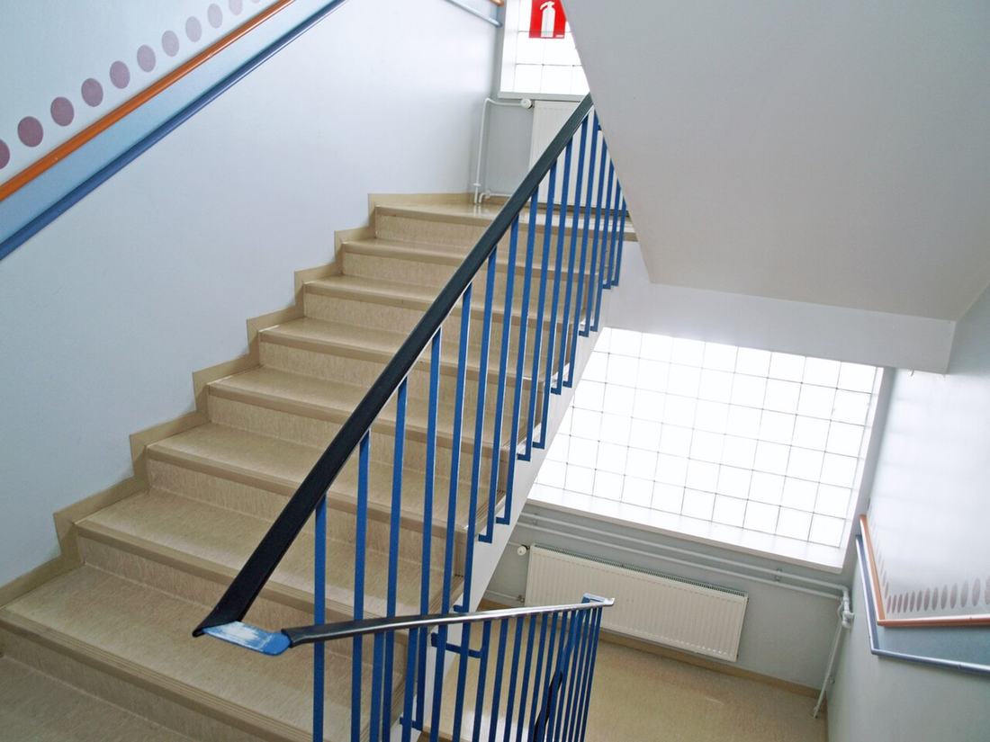 Treppenhaus in einem Wohnhaus der 1960er Jahre